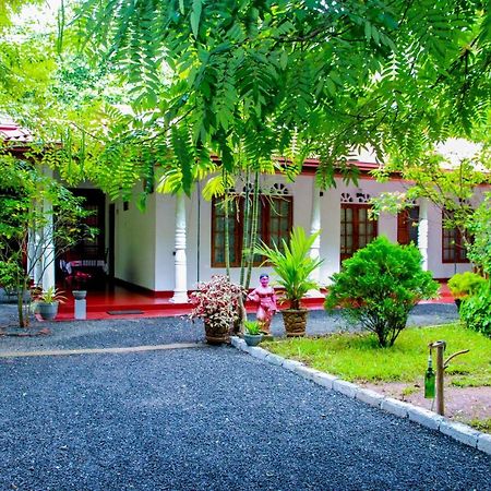 Thathsara Holiday Inn Сігірія Екстер'єр фото