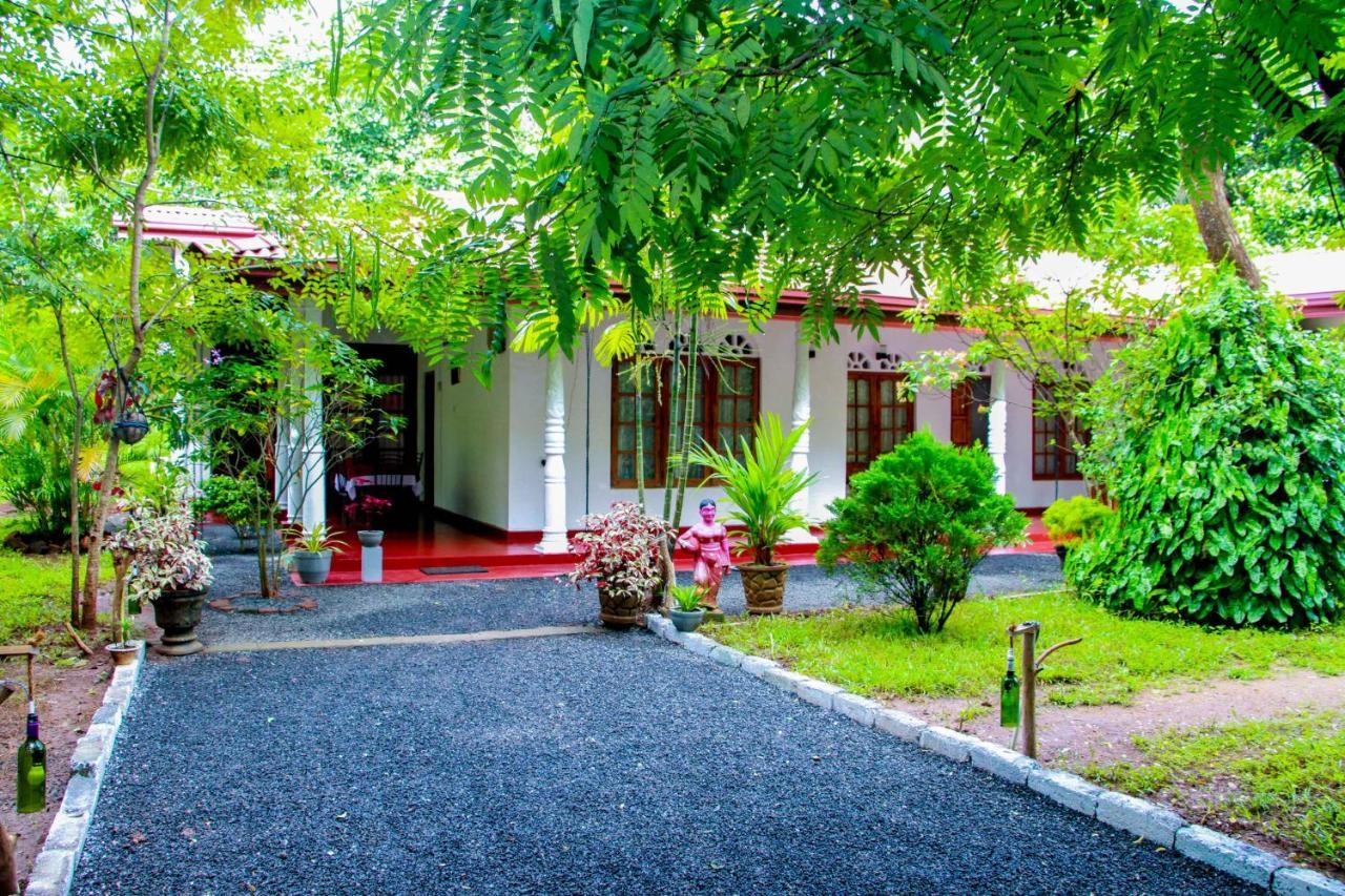 Thathsara Holiday Inn Сігірія Екстер'єр фото