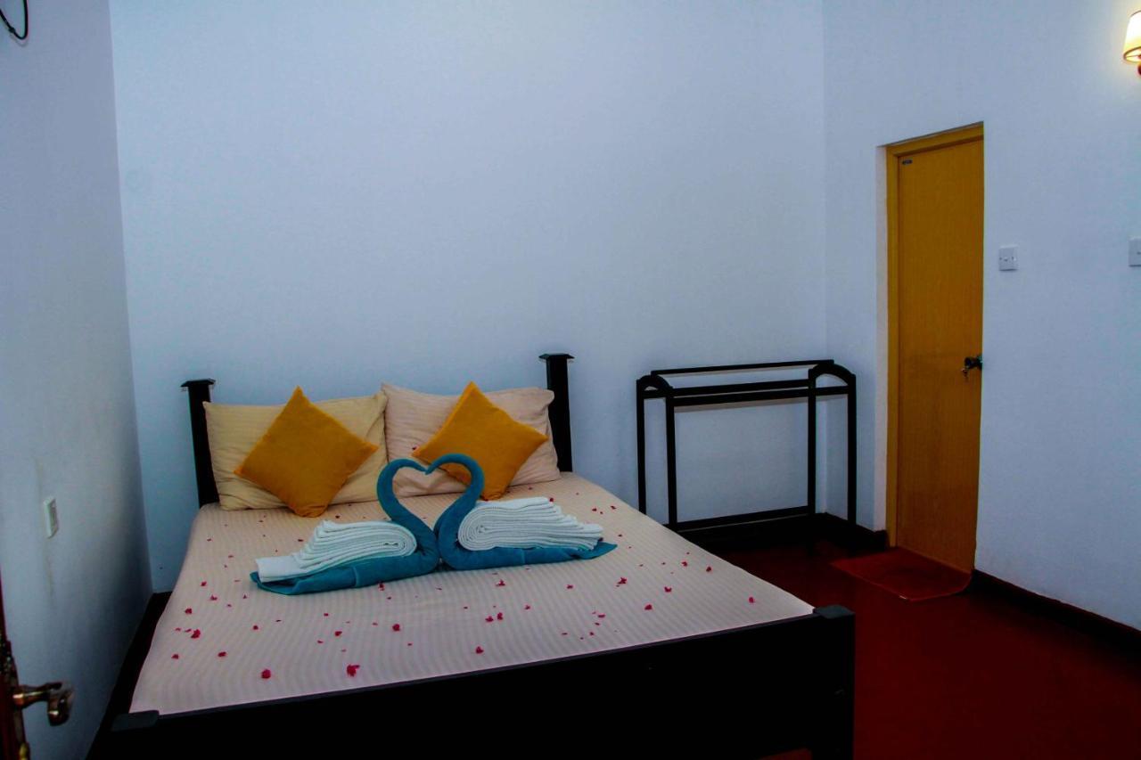Thathsara Holiday Inn Сігірія Екстер'єр фото
