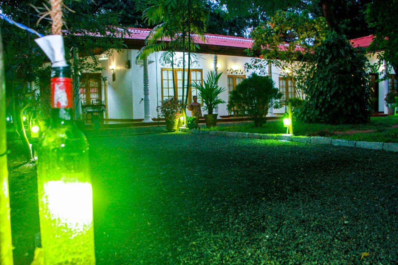 Thathsara Holiday Inn Сігірія Екстер'єр фото