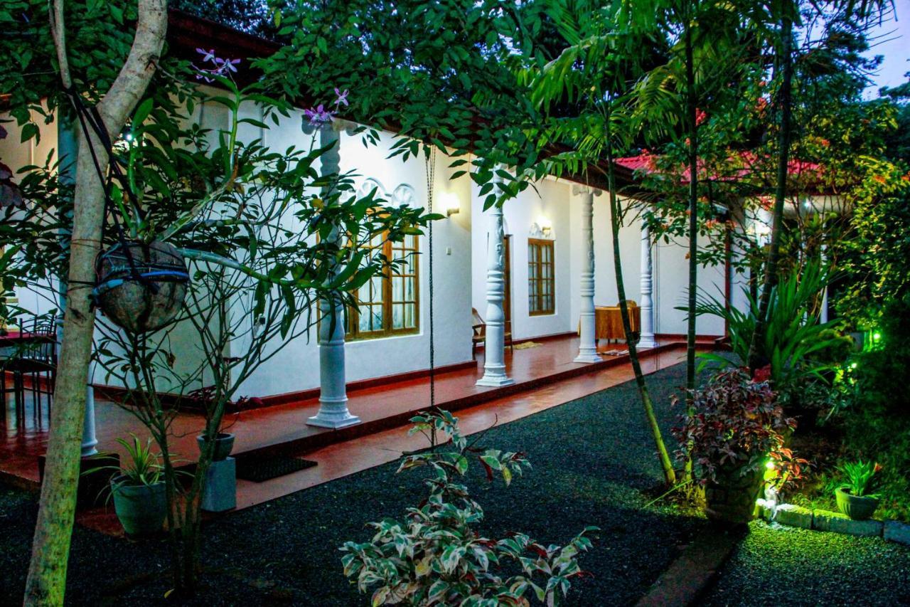Thathsara Holiday Inn Сігірія Екстер'єр фото